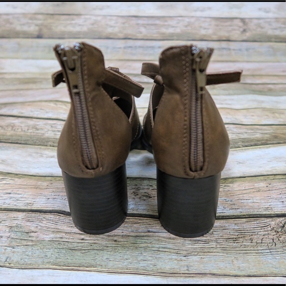 SOLDBrown ankle strap heels - Picture 4 of 5